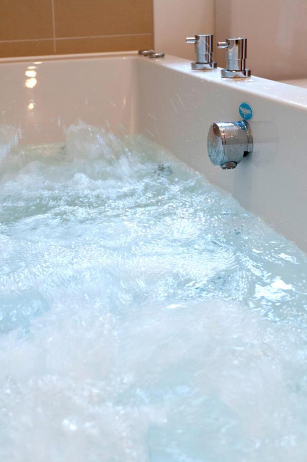 Fistral Hot Tub House For 8 On Retallack Resort Ньюки Экстерьер фото